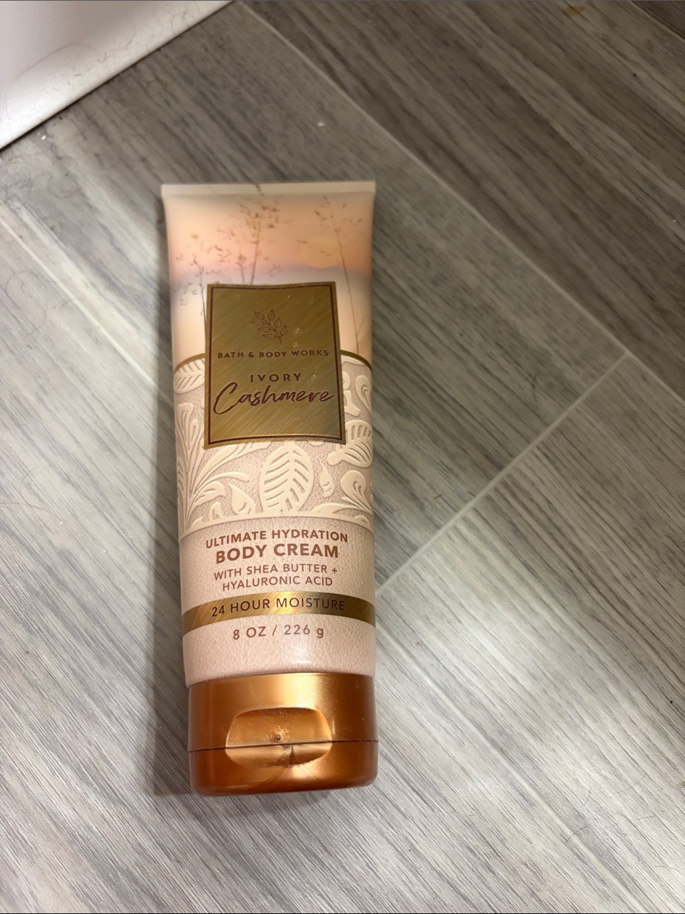 Bath & Body Works Ivory Cashmere Body Cream - Ivory/Gold